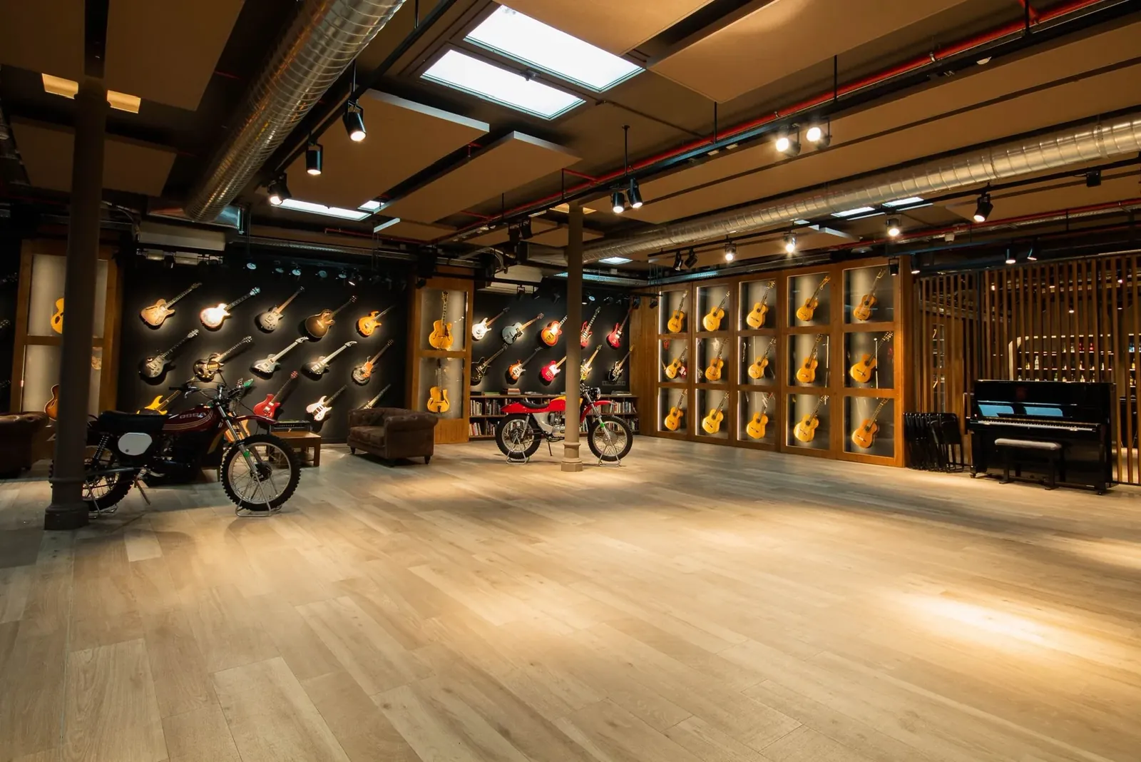 Sala Las Vegas de NexoVenues, 350 m² para 250 personas, con guitarras en las paredes