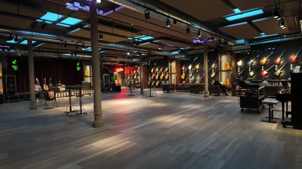Colección de más de 300 guitarras de la Sala Las Vegas de NexoVenues en Barcelona