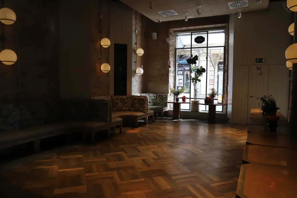 Ladrillo visto y suelo de espiga de la Sala New York de NexoVenues en Barcelona