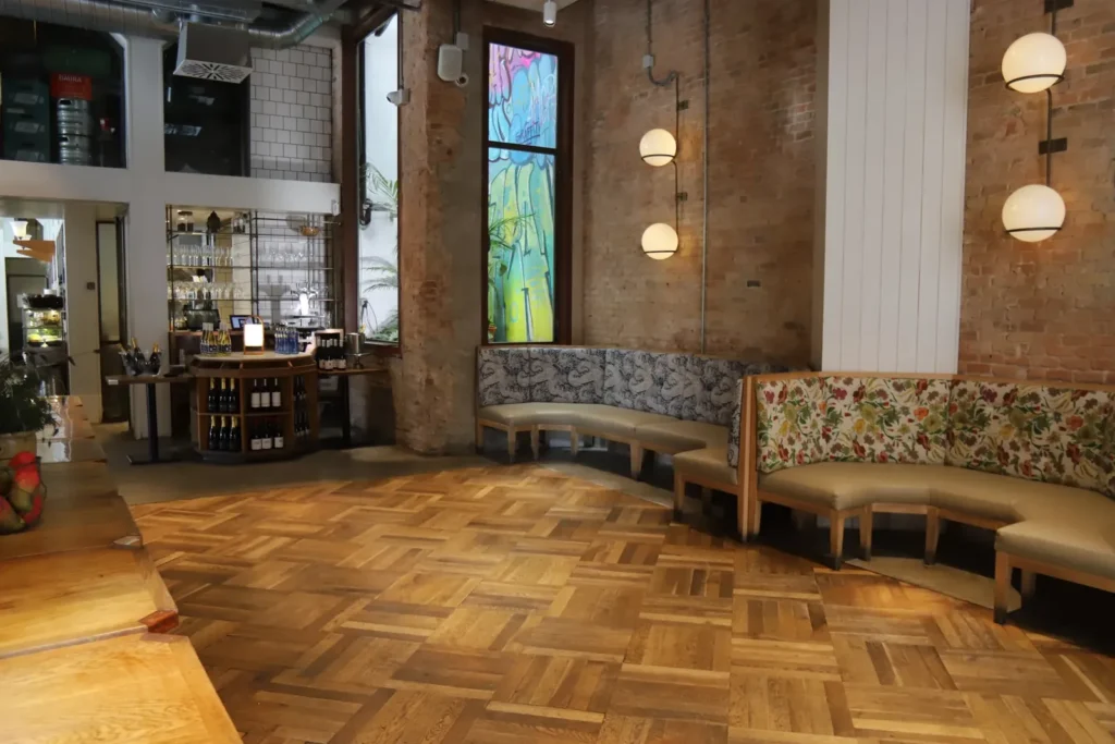 Mesas montadas para cena de 80 comensales en la Sala New York de NexoVenues