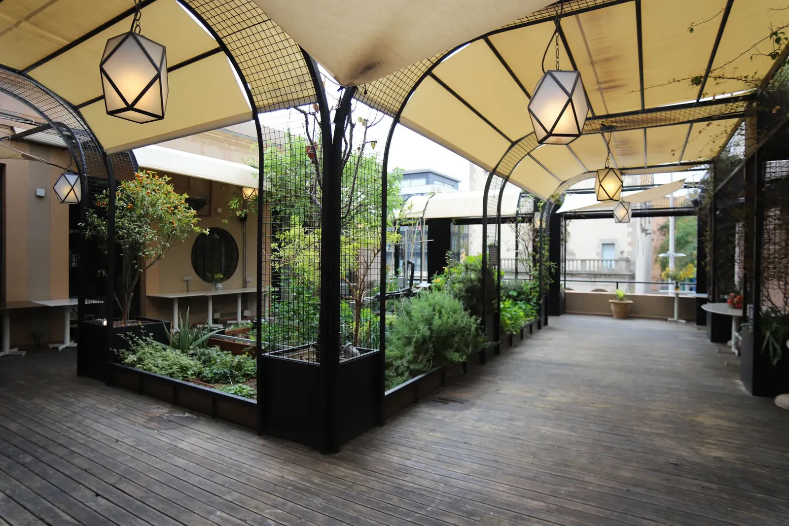 Sala Bali de NexoVenues, 400 m² para 200 personas, con su jardín interior