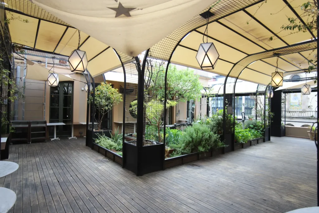 Arcos de hierro forjado del jardín interior de la Sala Bali de NexoVenues en Barcelona