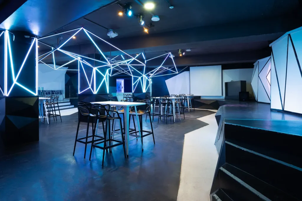 Estructuras geométricas de LED en el techo de la Sala Singapore de NexoVenues en Barcelona