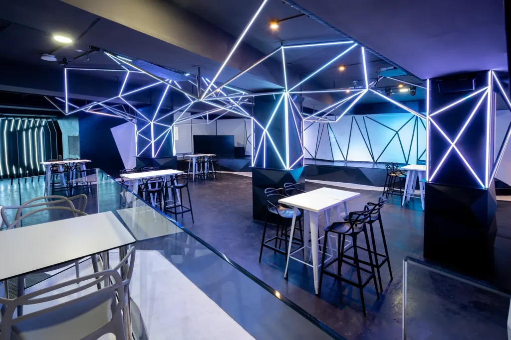 Escenario de 60 m² de la Sala Singapore de NexoVenues, la mayor sala del edificio