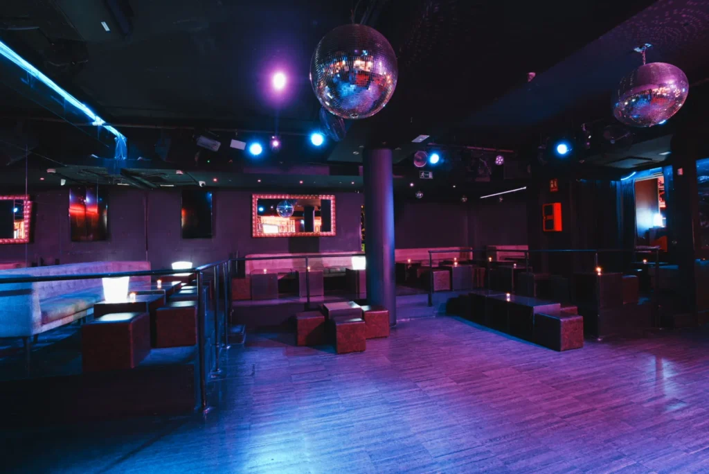 Pista de baile con bola de discoteca de la sala Londres de NexoVenues en Barcelona