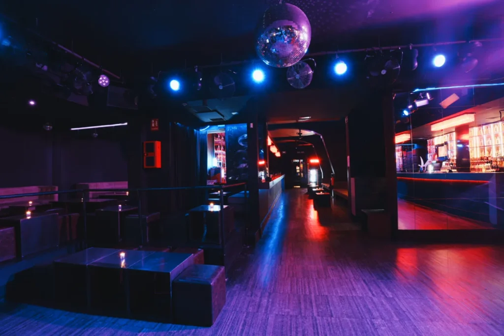 Barra iluminada de la sala Londres de NexoVenues, discoteca para eventos privados