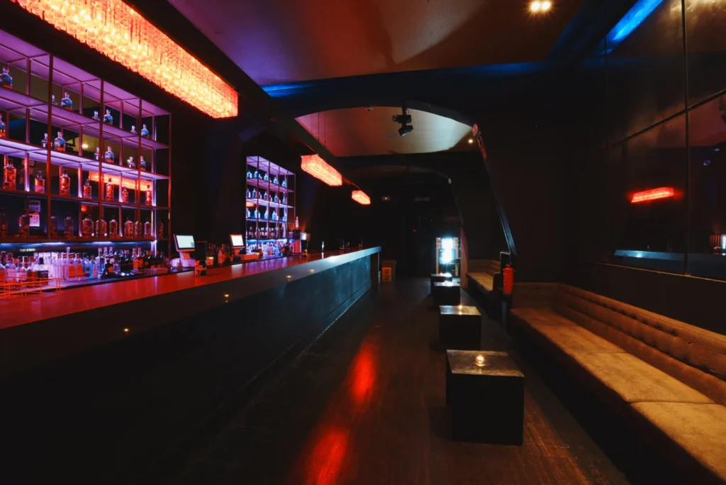 Zona lounge con mesas VIP de la sala Londres de NexoVenues en Barcelona