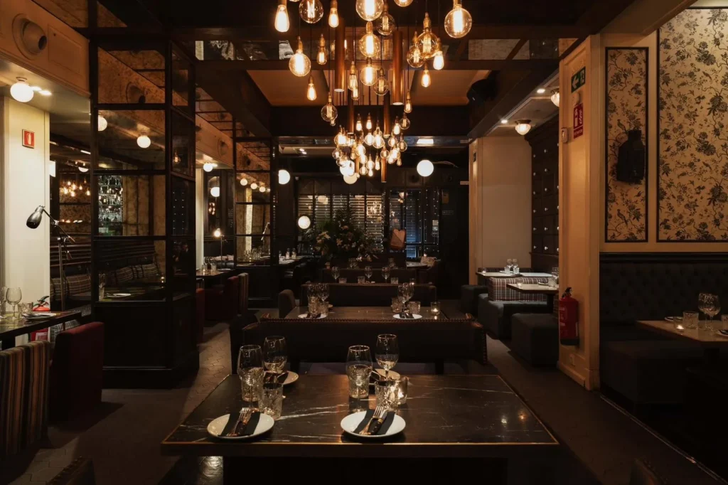 Comedor del restaurante Paris de NexoVenues bajo lámparas de bombillas Edison