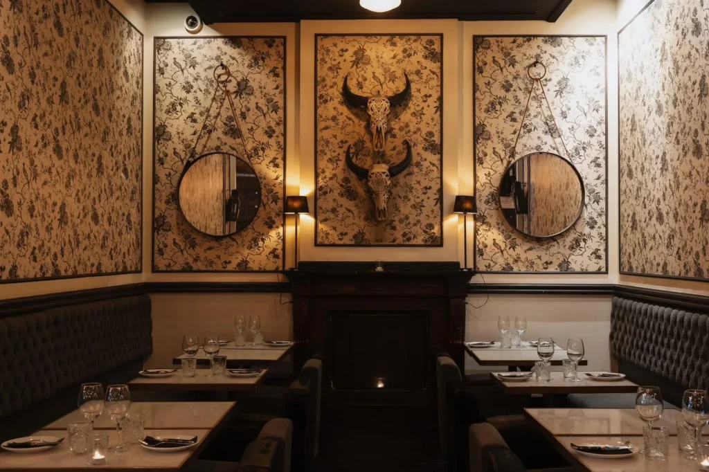 Reservado del restaurante Paris de NexoVenues con papel pintado floral y chimenea